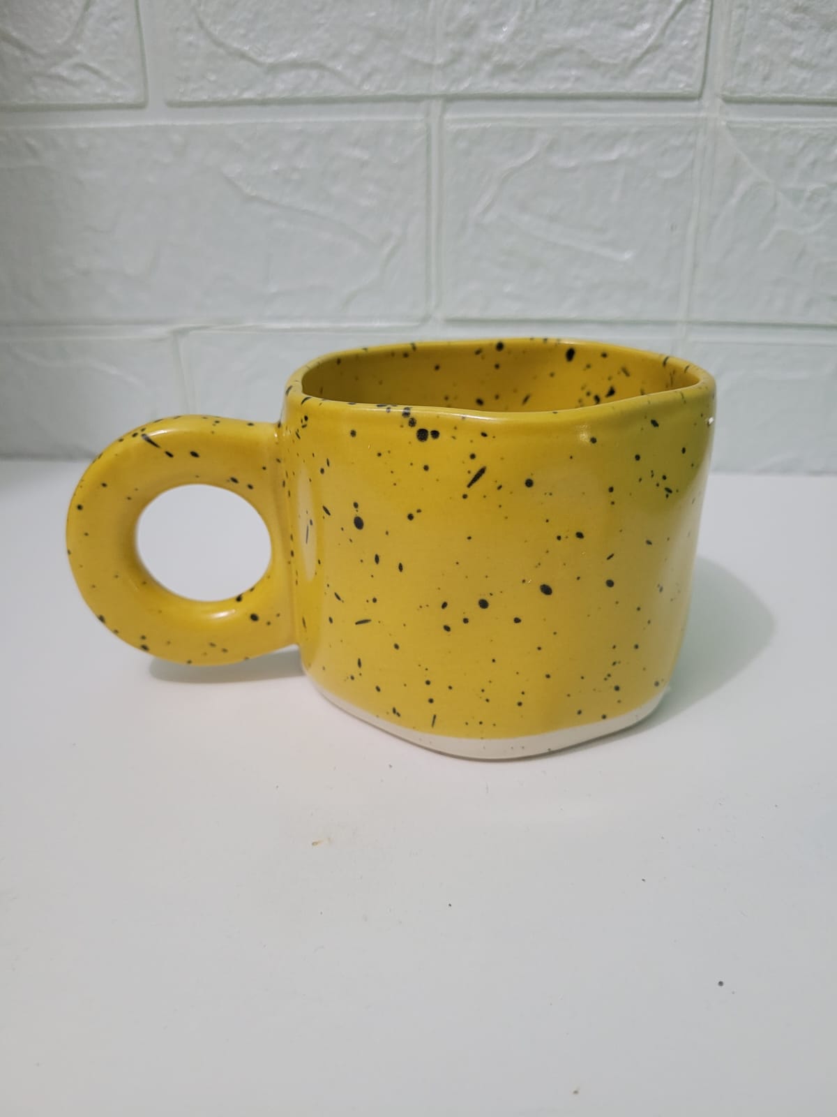 TAZA AMARILLO CON NEGRO - 1