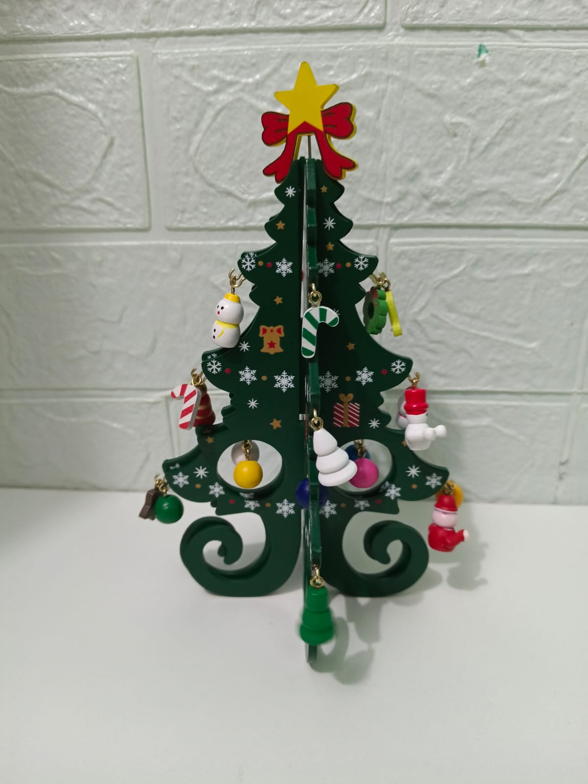 ARBOL DE MADERA CON ACCESORIOS - VERDE - 2