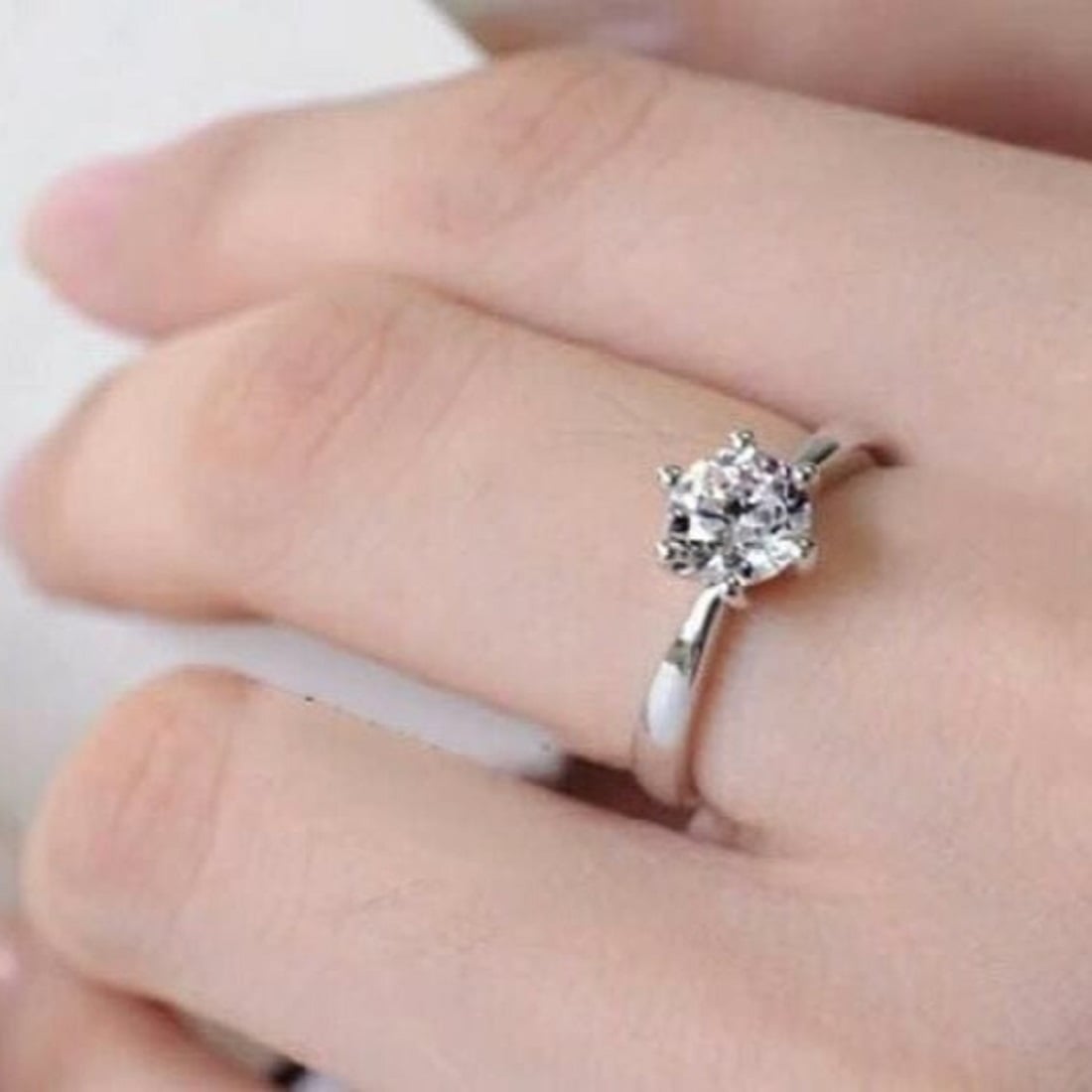 ANILLO DE COMPROMISO GENIEKA MODELO SOLITARIO WHITE GOLD
BAÑADO EN ORO BLANCO 18K NOVIA ANIVERSARIO SAN VALENTIN - 1