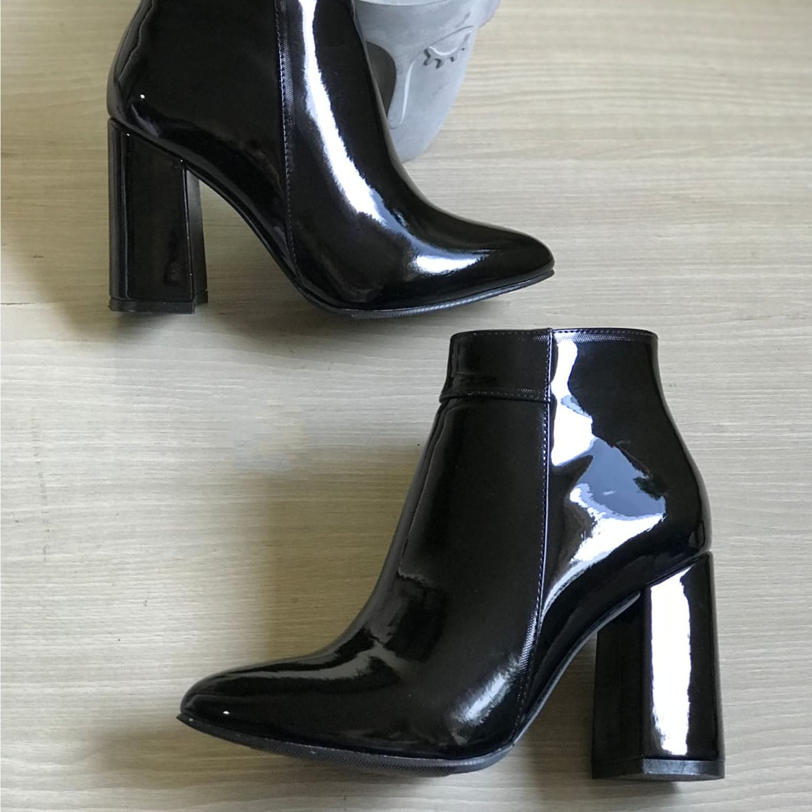 BOTIN MUJER CLASICA CHAROL TACO 9 2086L-60 COLOR NEGRO - 3