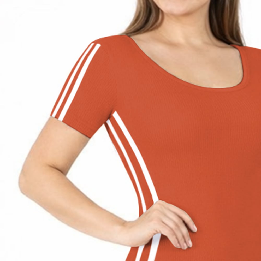 VESTIDO RAYADO MANGA CORTA AMARRE ATRAS RIB GRUESO TIC-16 COLOR LACRE - 2