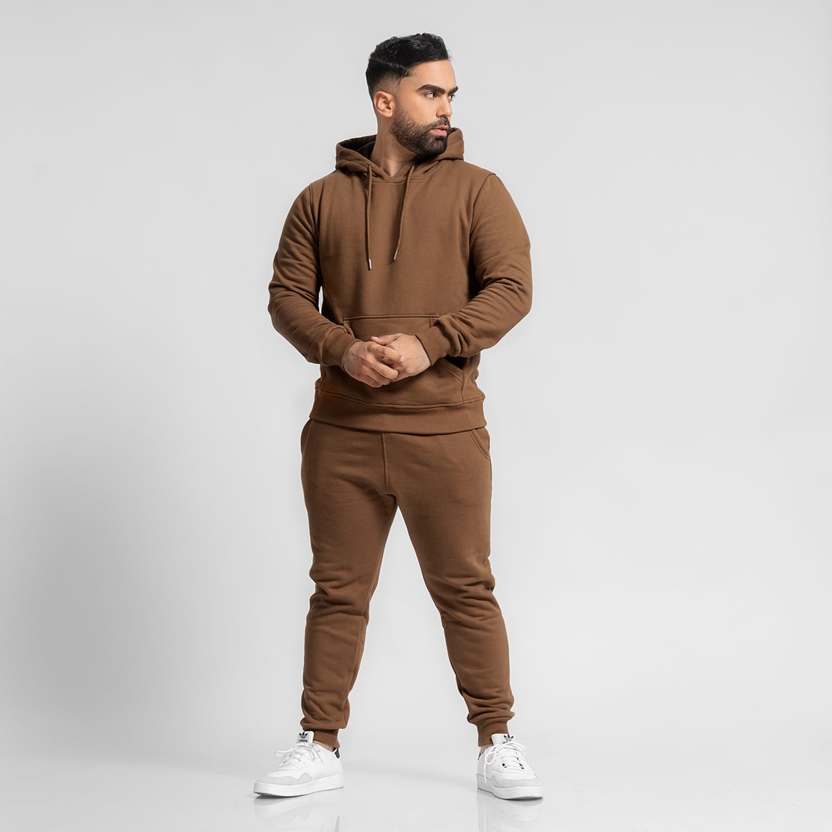 CONJUNTO BUZO DE ALGODÓN POLERA CON CAPUCHA Y JOGGER MARRÓN PARA HOMBRE - 1