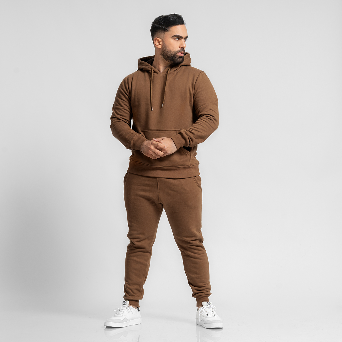 CONJUNTO BUZO DE ALGODÓN POLERA CON CAPUCHA Y JOGGER MARRÓN PARA HOMBRE - 1