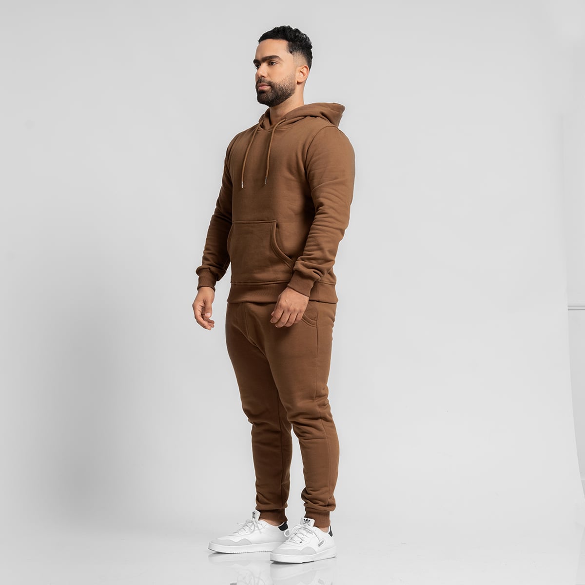CONJUNTO BUZO DE ALGODÓN POLERA CON CAPUCHA Y JOGGER MARRÓN PARA HOMBRE - 2