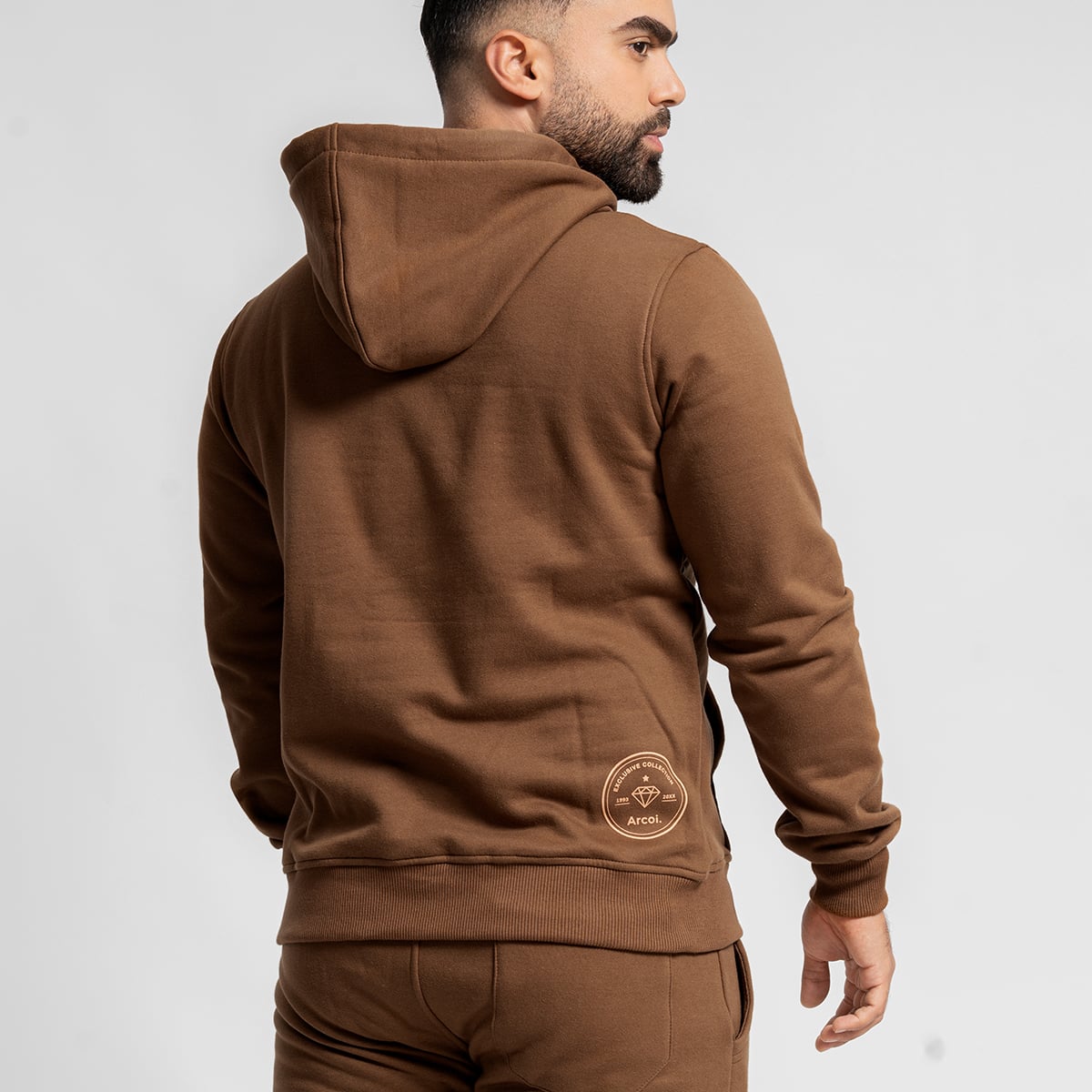 CONJUNTO BUZO DE ALGODÓN POLERA CON CAPUCHA Y JOGGER MARRÓN PARA HOMBRE - 3