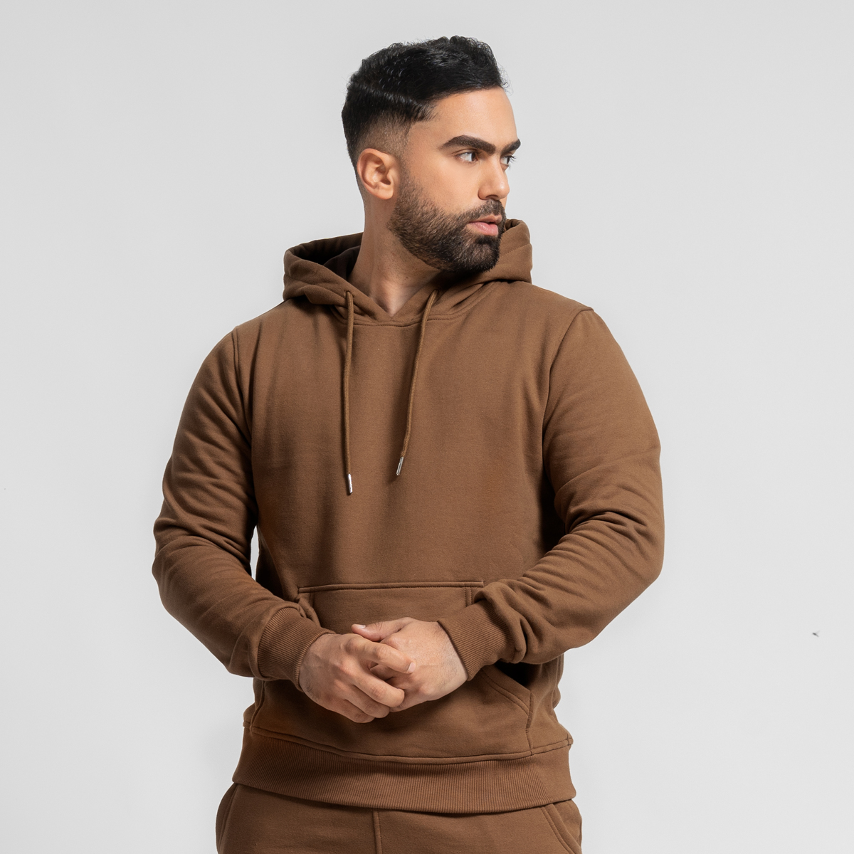 CONJUNTO BUZO DE ALGODÓN POLERA CON CAPUCHA Y JOGGER MARRÓN PARA HOMBRE - 5