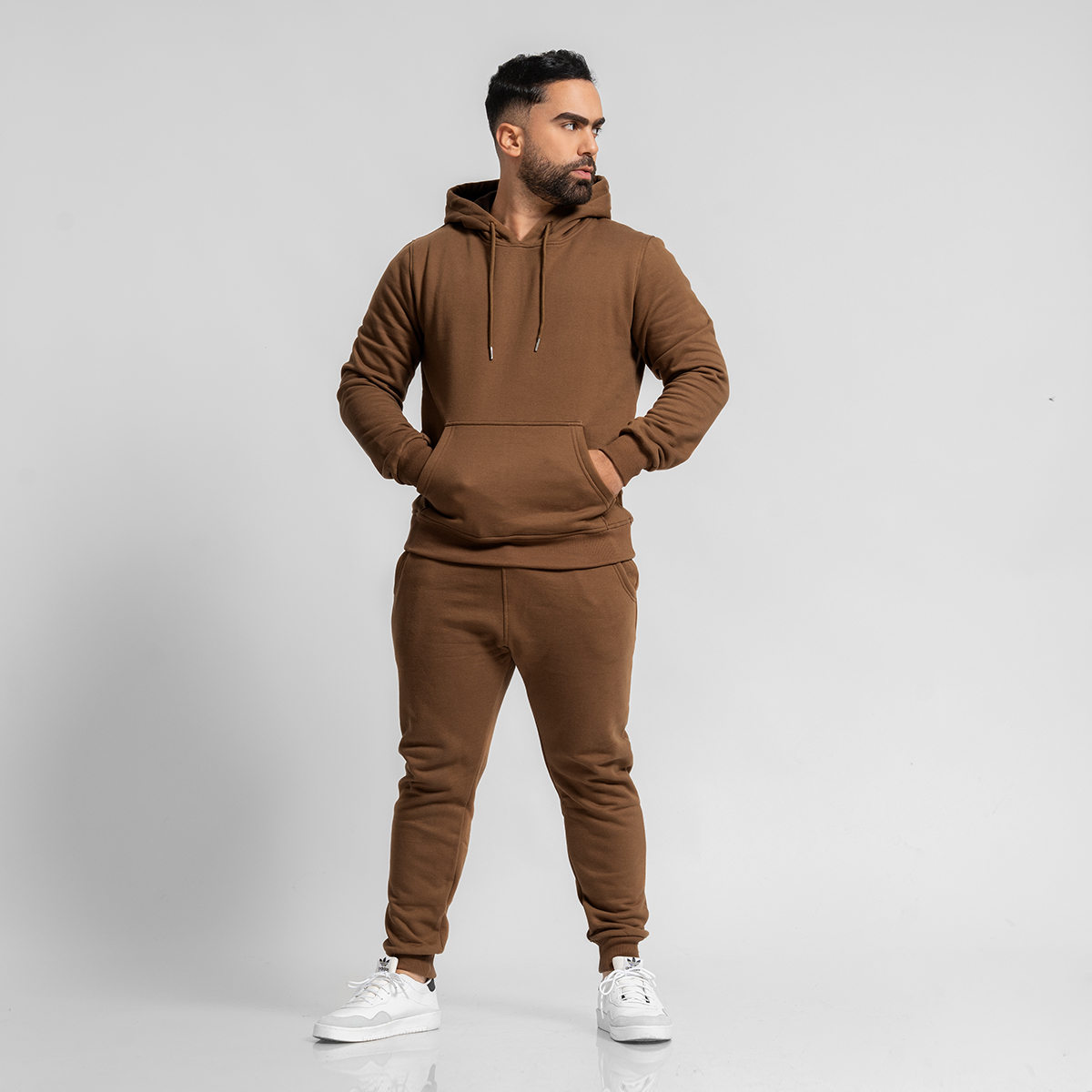 CONJUNTO BUZO DE ALGODÓN POLERA CON CAPUCHA Y JOGGER MARRÓN PARA HOMBRE - 6