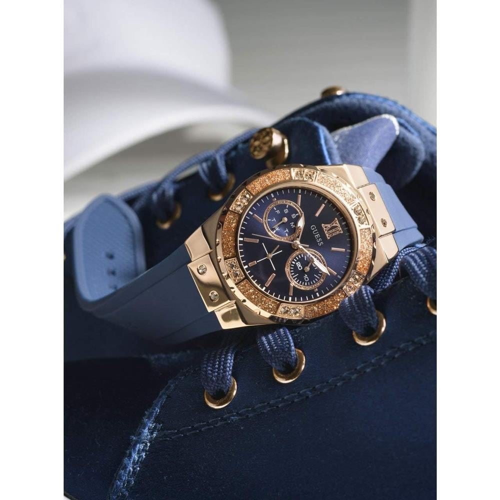 GUESS RELOJ DE SILICONA RESISTENTE A LAS MANCHAS DE ACERO INOXIDABLE PARA MUJER | ORO ROSA - AZUL - 2