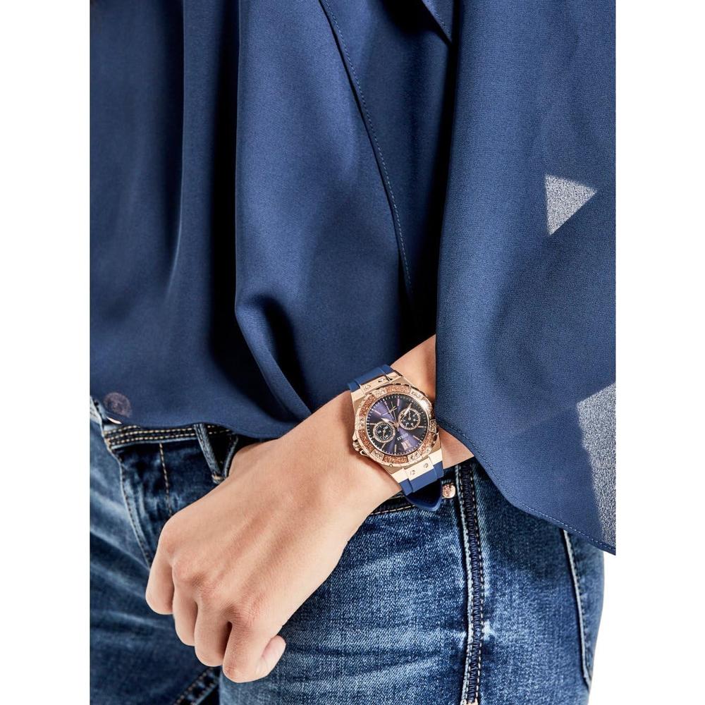 GUESS RELOJ DE SILICONA RESISTENTE A LAS MANCHAS DE ACERO INOXIDABLE PARA MUJER | ORO ROSA - AZUL - 3