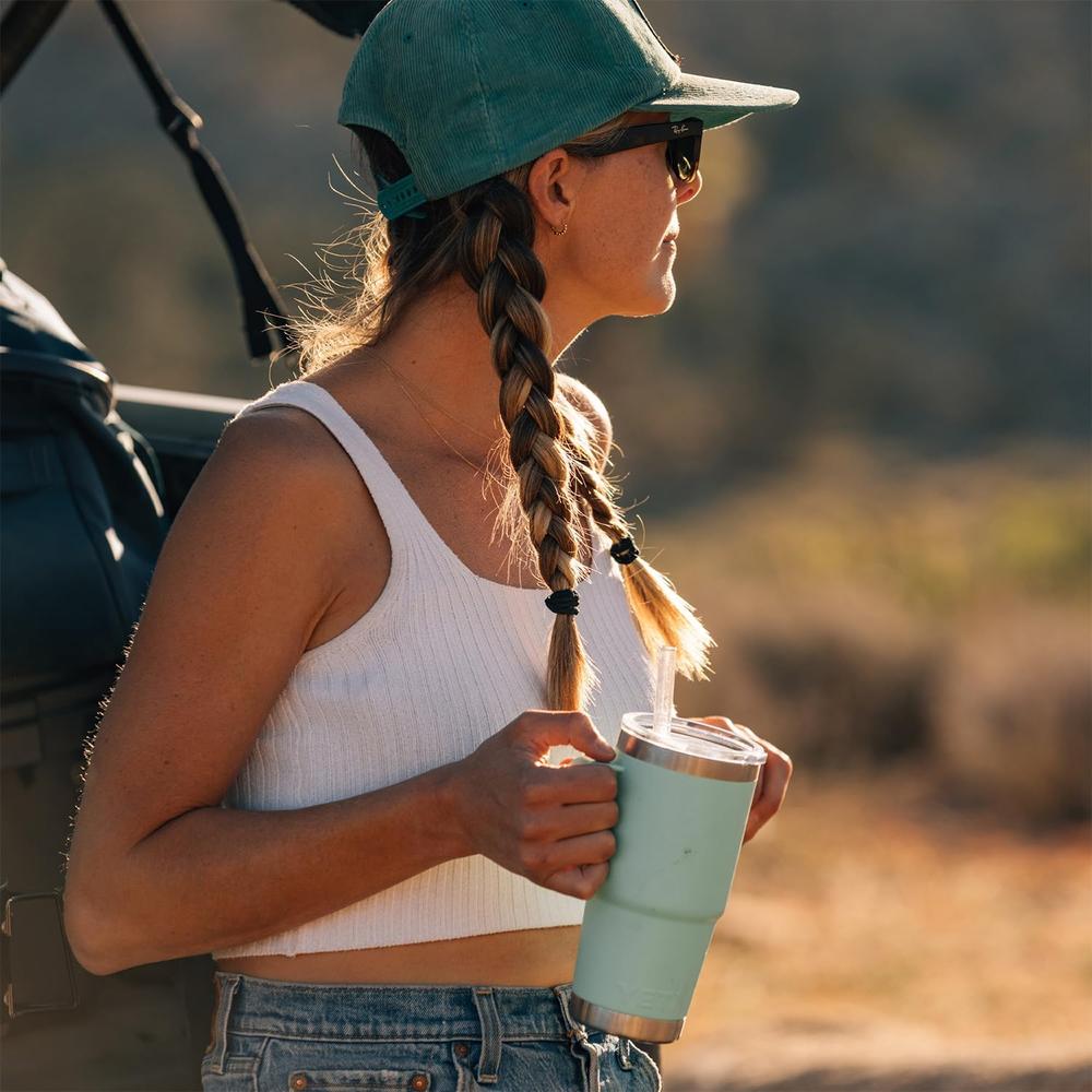 YETI RAMBLER VASO DE 25 OZ DE ACERO INOXIDABLE CON ASA Y TAPA CON SORBETE | VERDE OLIVO - 2
