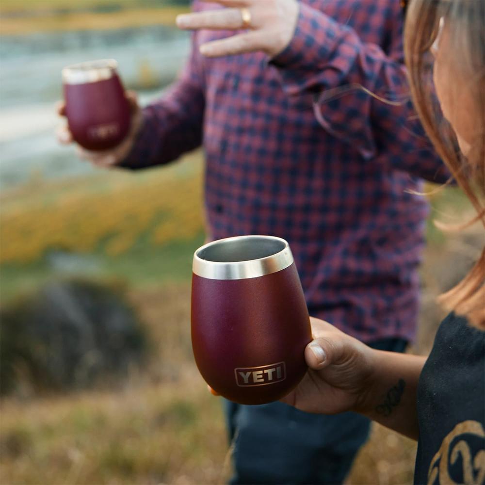 YETI RAMBLER VASO DE VINO DE 10 OZ DE ACERO INOXIDABLE CON TAPA MAGSLIDER | GUINDA - 6