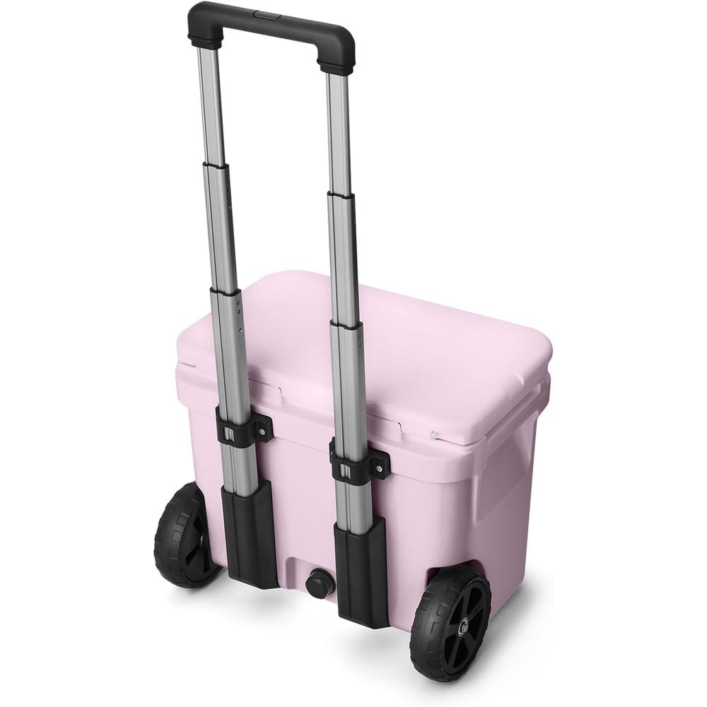 YETI ROADIE 32 COOLER CON RUEDAS Y MANGO RETRÁCTIL | ROSA BEBÉ - 5