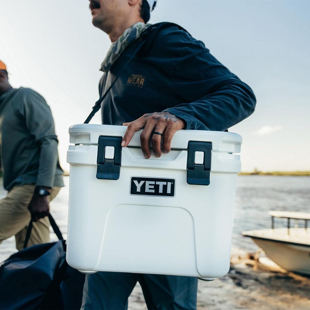 YETI ROADIE 15 COOLER DURO CON CORREA DE HOMBRO | ROSA BEBÉ - 4