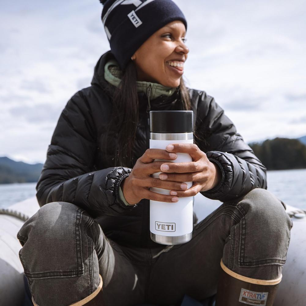 YETI BOTELLA RAMBLER TÉRMICA CON TAPA HOT SHOT DE 18 OZ | VERDE LIMA - 6