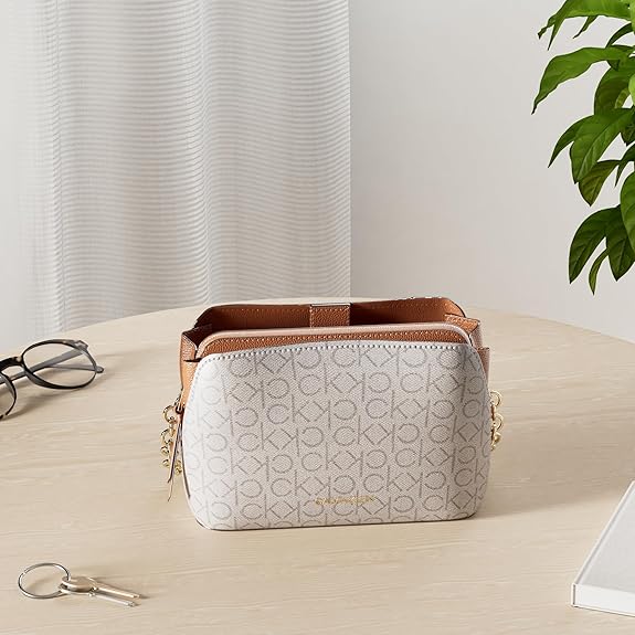 CALVIN KLEIN | BOLSO HAILEY CON TRIPLE COMPARTIMENTO Y CADENA CROSSBODY - 5