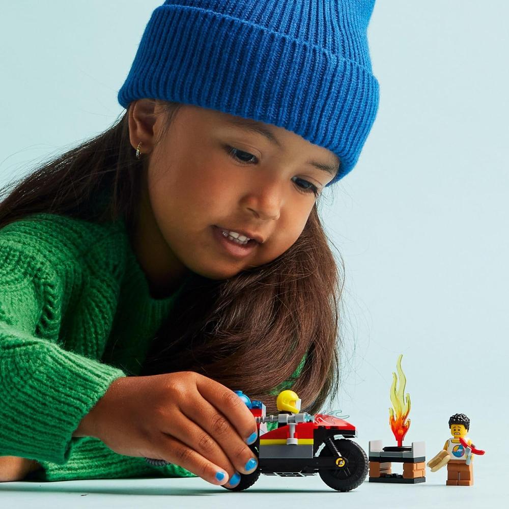LEGO CITY SET DE JUEGO DE BOMBEROS EN MOTOCICLETA CON 2 MINIFIGURAS - 2
