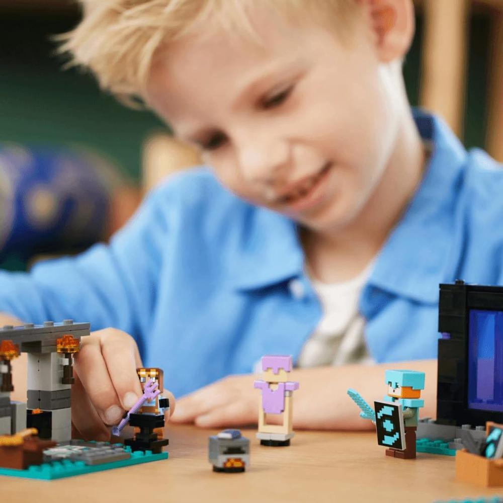 LEGO MINECRAFT SET ARMERÍA CON FIGURAS DE ALEX Y EL ARMERO - 4