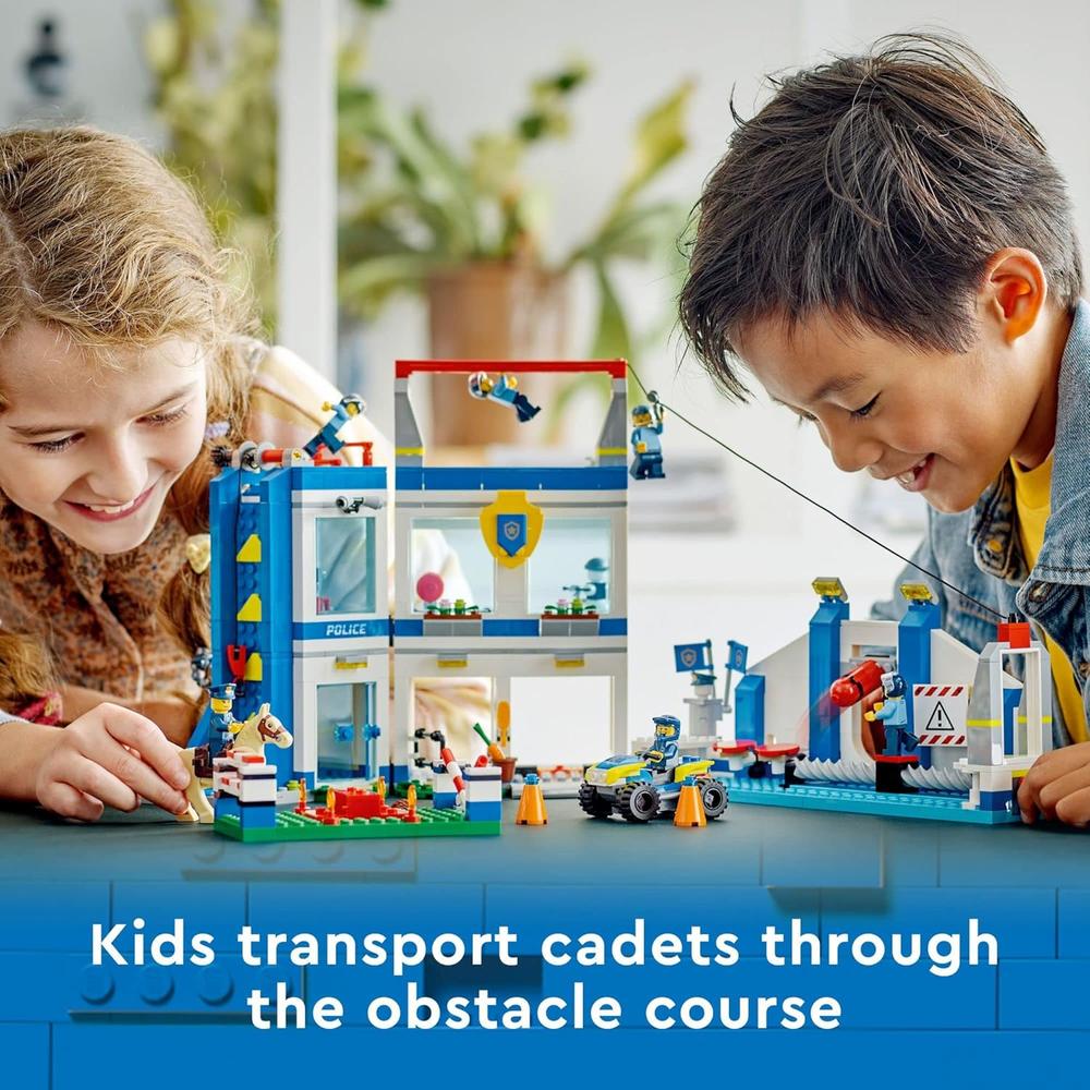 LEGO CITY ACADEMIA DE POLICÍA SET CON PISTA DE OBSTÁCULOS CABALLO Y MINIFIGURAS - 3