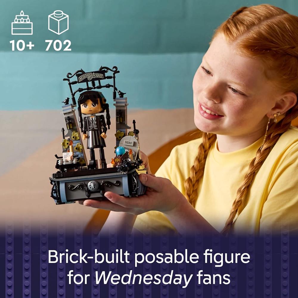 LEGO WEDNESDAY ADDAMS, FIGURA CON BASE DE EXHIBICIÓN COLECCIONABLE - 2