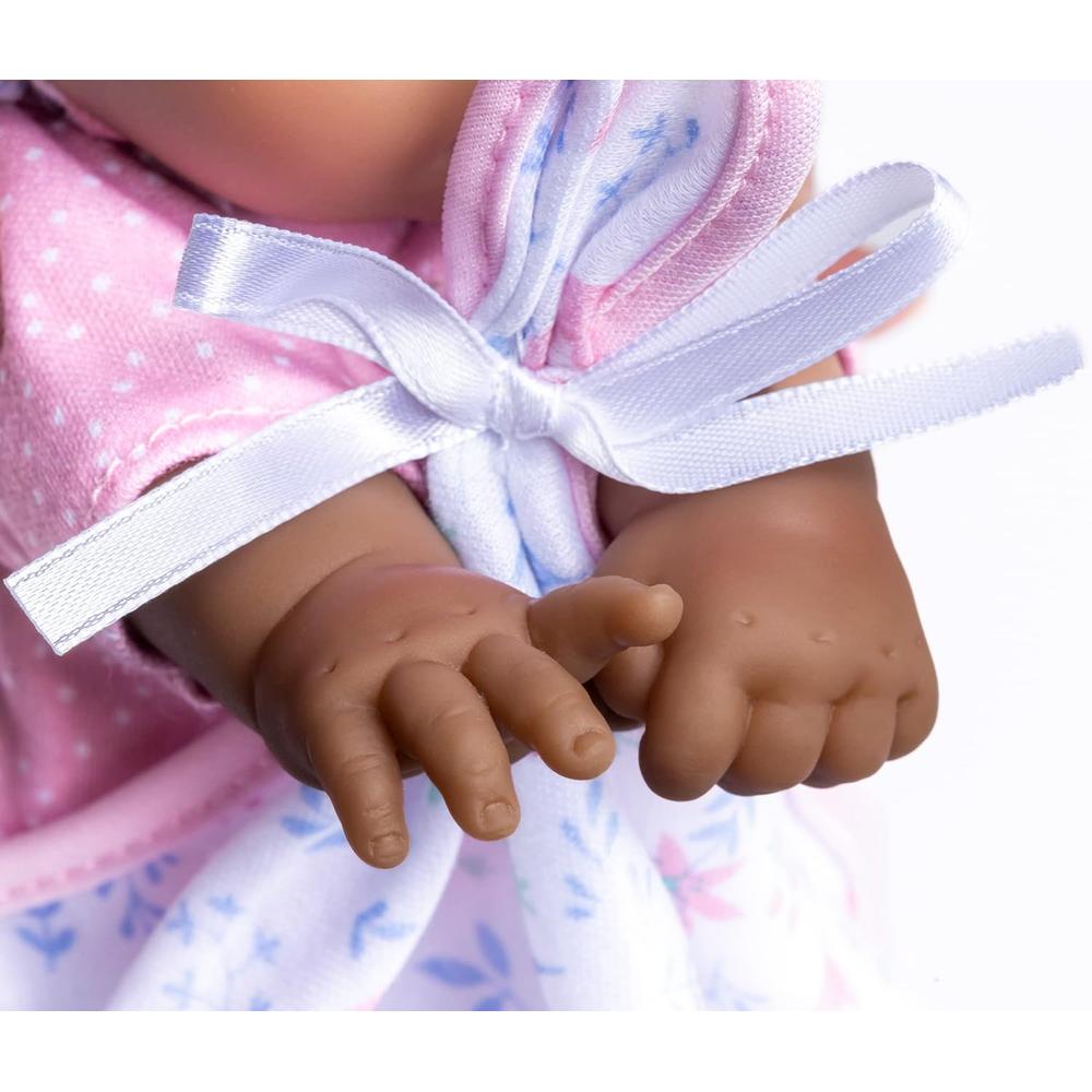 LA BABY MUÑECA HISPANA 11'/28 CM CON ACCESORIOS | MONO ROSA - 4
