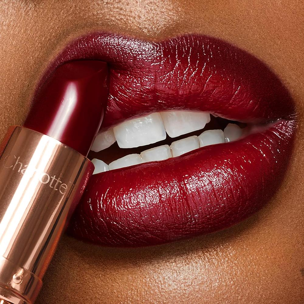 CHARLOTTE TILBURY K.I.S.S.I.N.G LÁPIZ LABIAL | CARMESÍ NOCTURNO - ROJO CIRUELA - 4
