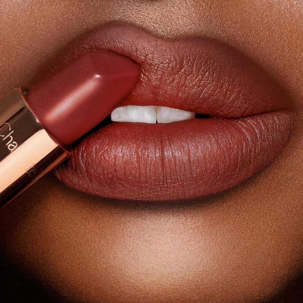 CHARLOTTE TILBURY REVOLUTION LÁPIZ LABIAL MATE | TAN 90'S - MARRÓN MATE - 4