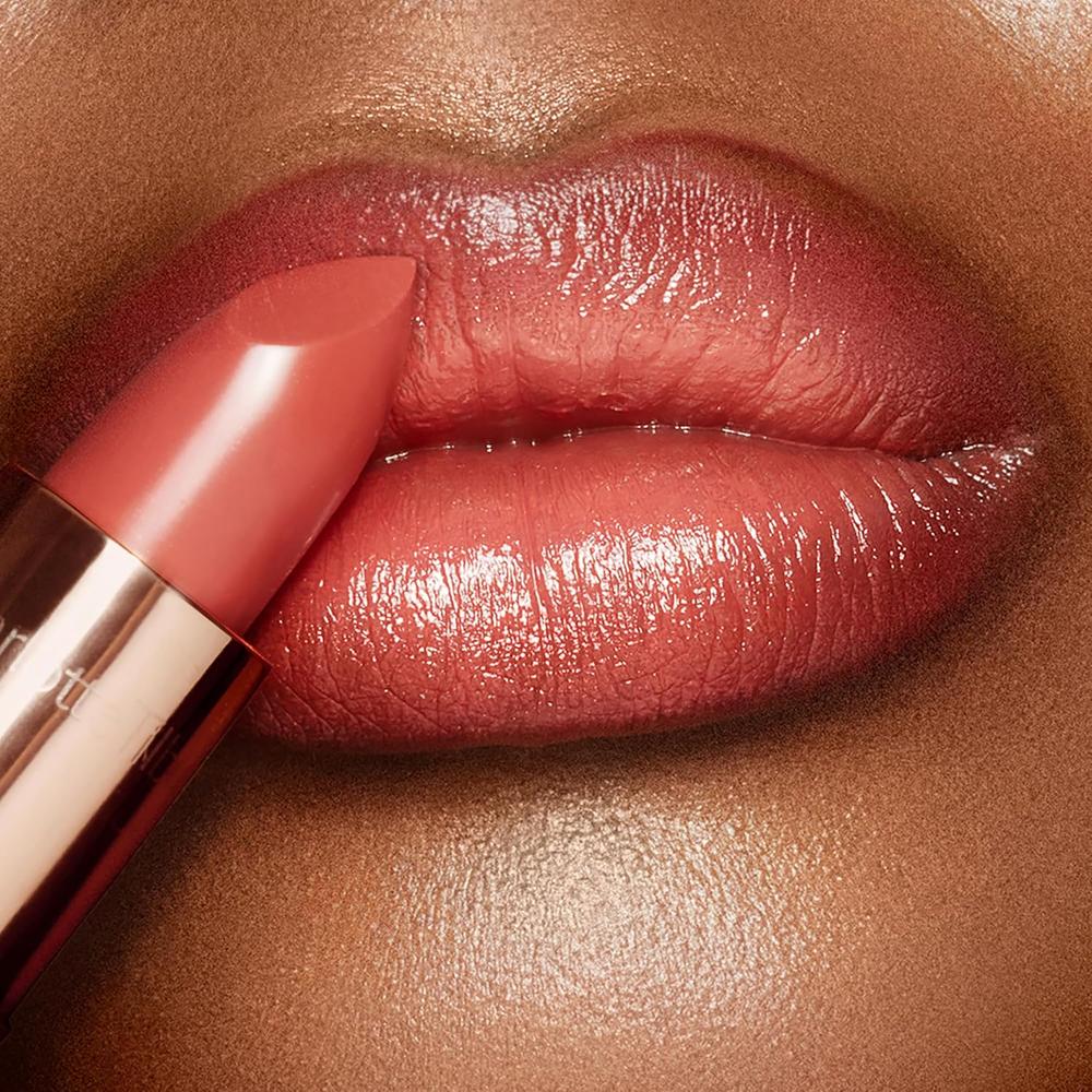 CHARLOTTE TILBURY K.I.S.S.I.N.G LÁPIZ LABIAL | CORAL KISS - CORAL CÁLIDO - 4