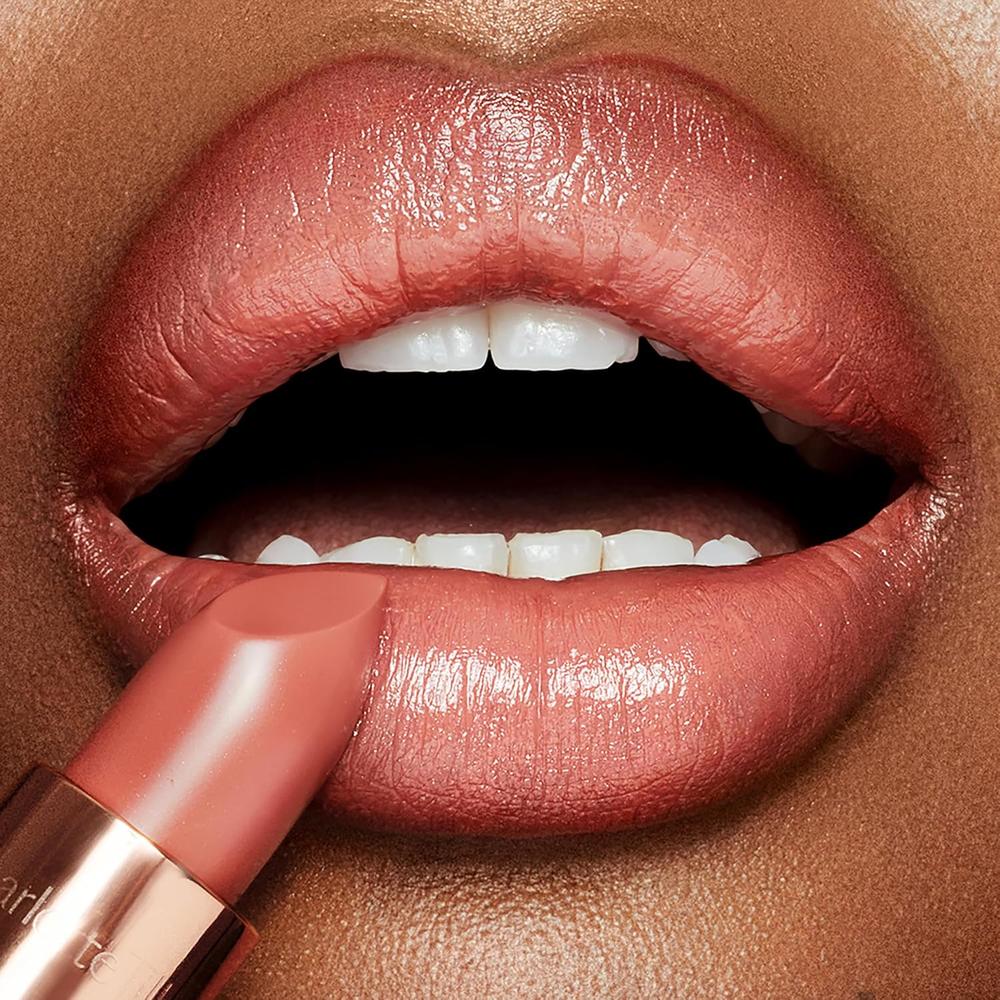 CHARLOTTE TILBURY K.I.S.S.I.N.G LÁPIZ LABIAL | BITCH PERFECT - MELOCOTÓN EN TONO NUDE - 3