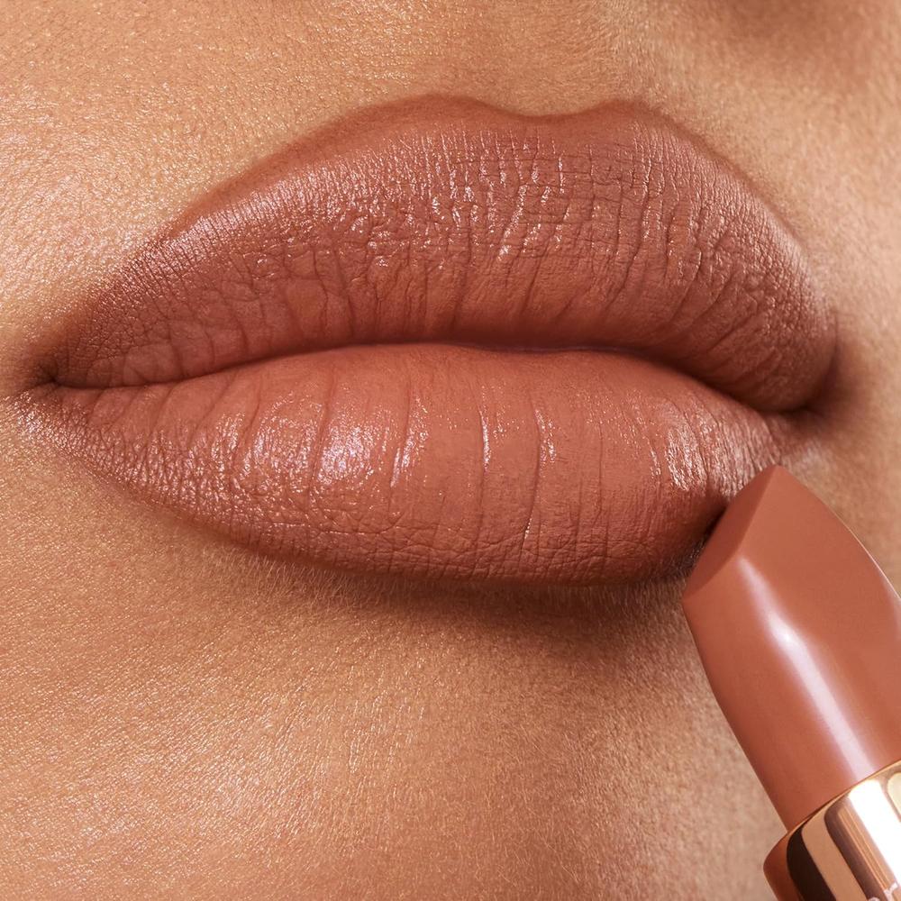 CHARLOTTE TILBURY REVOLUTION LÁPIZ LABIAL MATE | DESFILE DE MODA - NUDE MELOCOTÓN MATE - 4