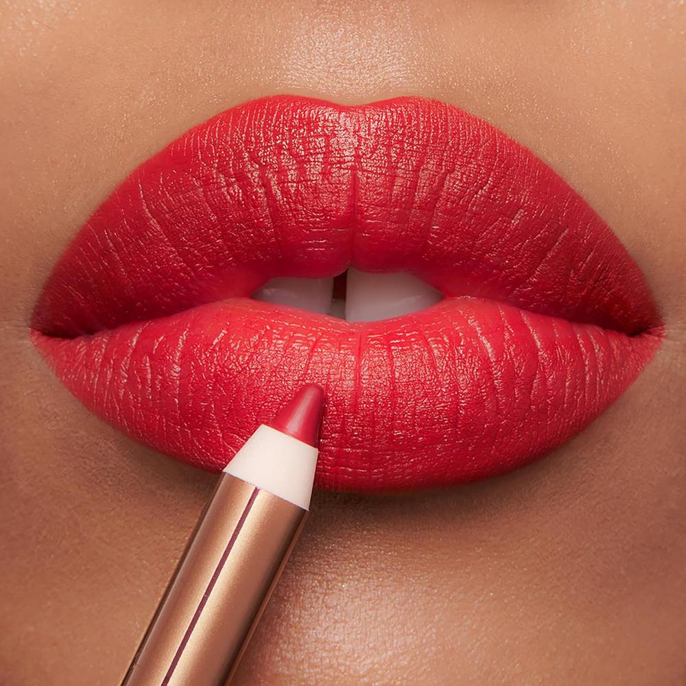 CHARLOTTE TILBURY LIP CHEAT LÁPIZ DELINEADOR DE LABIOS | ALFOMBRA ROJA ROJA - ROJO EN TONOS AZULES - 4
