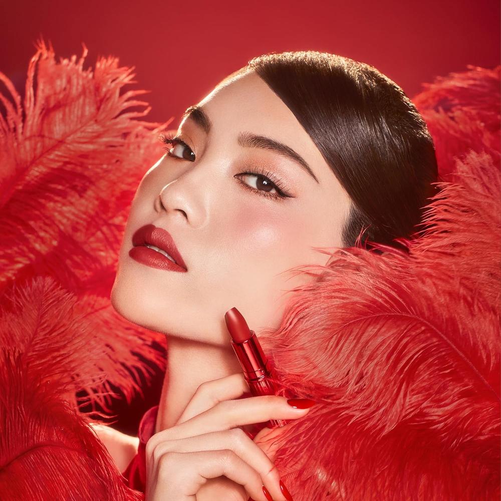 CHARLOTTE TILBURY REVOLUTION LÁPIZ LABIAL MATE | MARK OF A KISS - ROJO APAGADO - 5