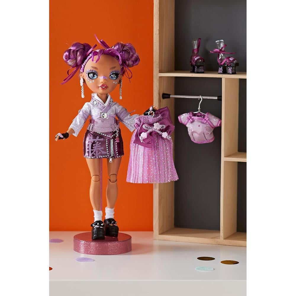 RAINBOW HIGH LILA YAMAMOTO MUÑECA MALVA - 2