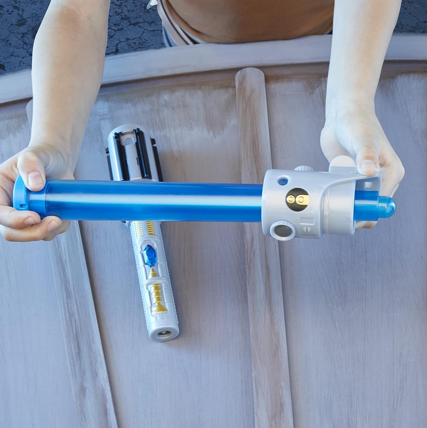 STAR WARS LIGHTSABER FORGE LUKE SKYWALKER - JUGUETE ELECTRÓNICO DE SABLE DE LUZ AZUL EXTENSIBLE, JUGUETE DE ROL PERSONALIZABLE - 5