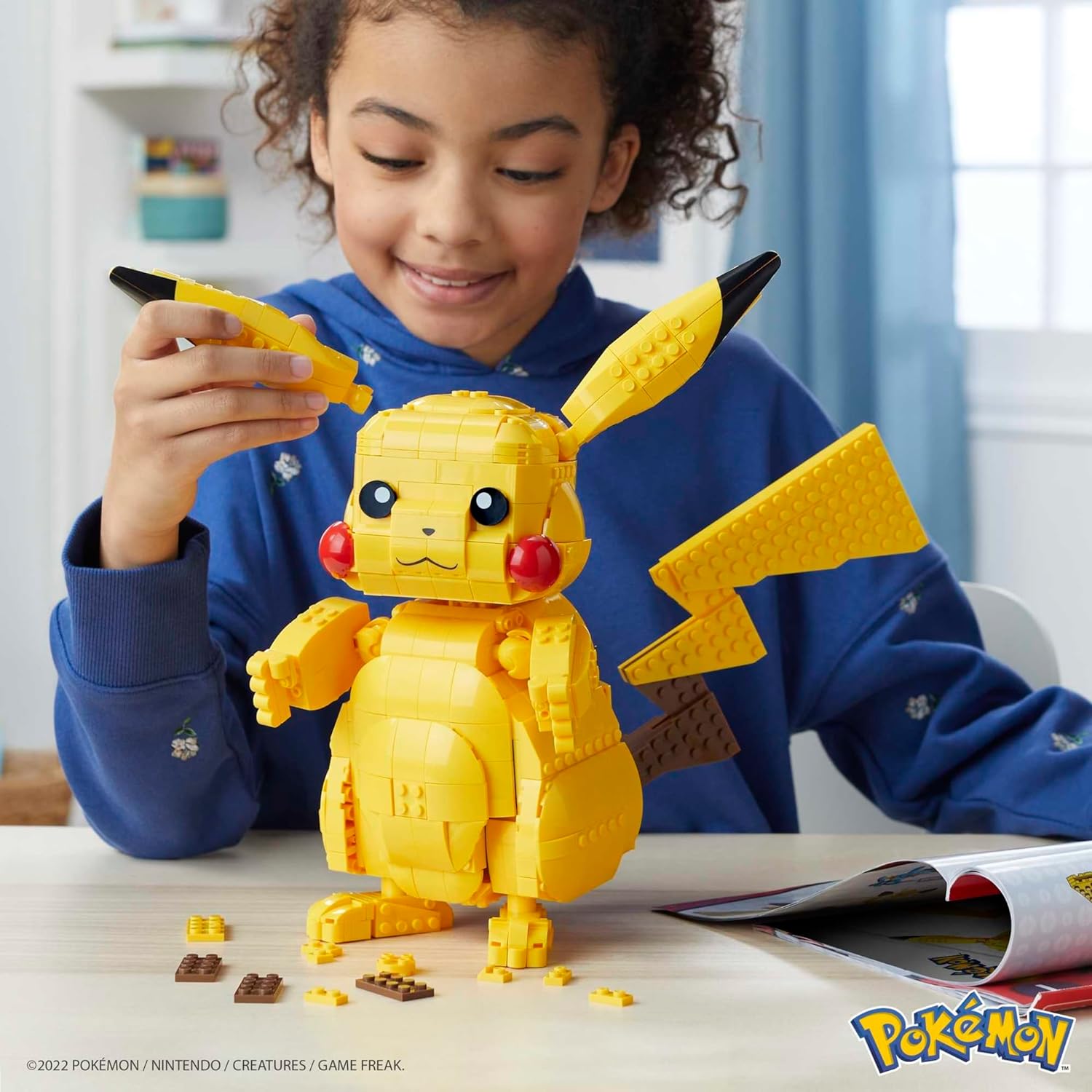 POKÉMON MEGA JUEGO DE JUGUETES DE CONSTRUCCIÓN DE FIGURAS DE ACCIÓN PARA NIÑOS, JUMBO PIKACHU CON 806 PIEZAS, 12 PULGADAS DE ALTO - 2
