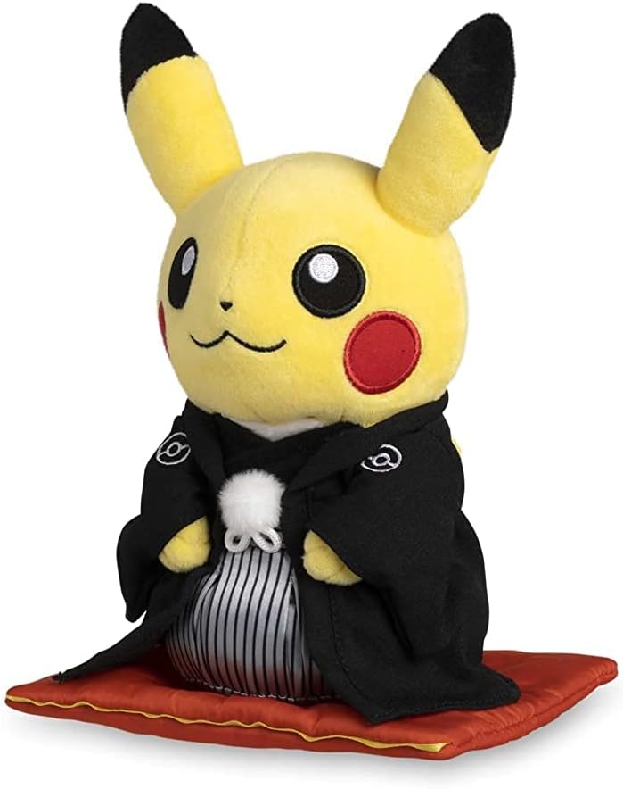 POKÉMON CENTER: PIKACHU WEDDING - KIMONO PIKACHU (MACHO) DE PELUCHE, 9 PULGADAS - 1
