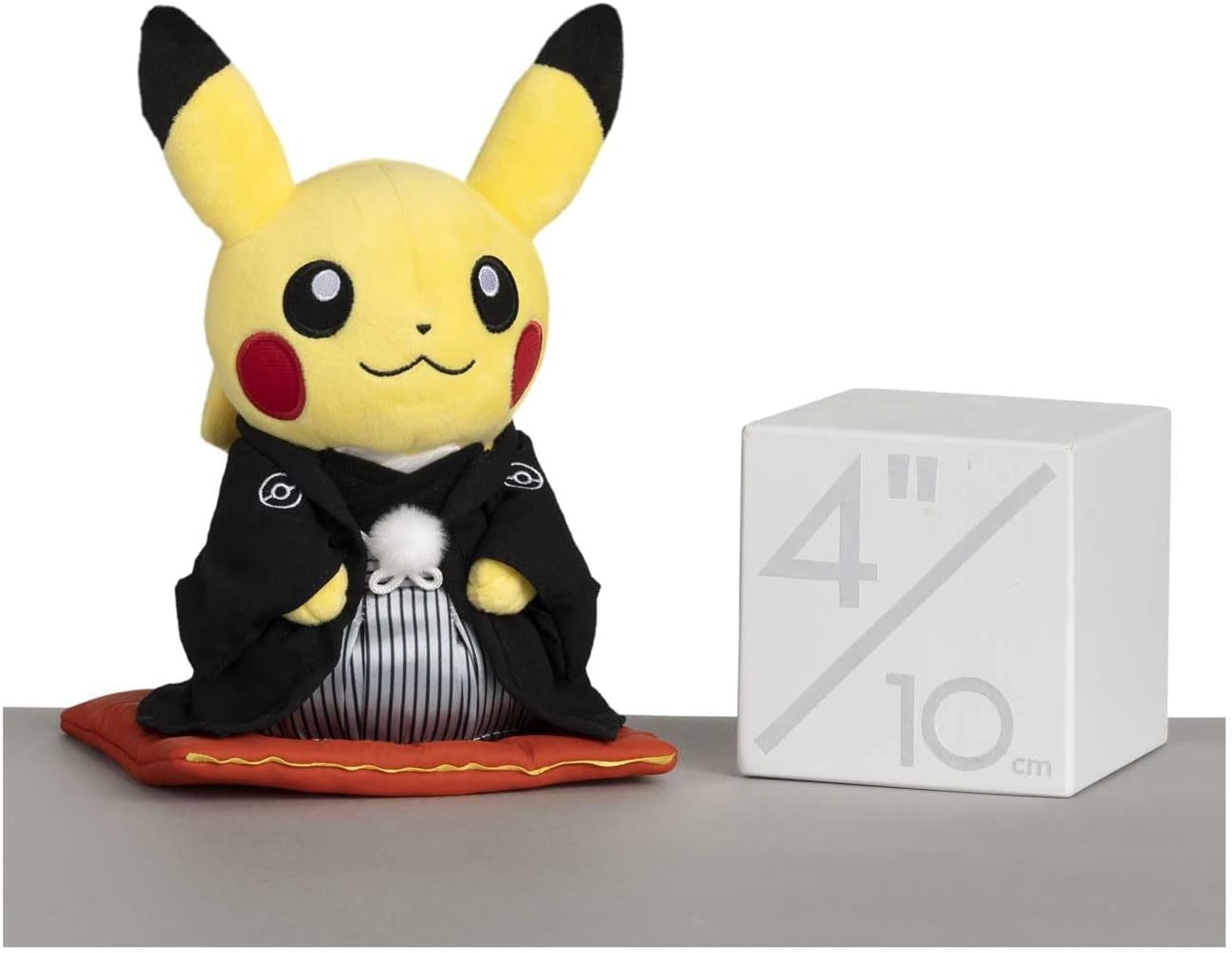 POKÉMON CENTER: PIKACHU WEDDING - KIMONO PIKACHU (MACHO) DE PELUCHE, 9 PULGADAS - 2