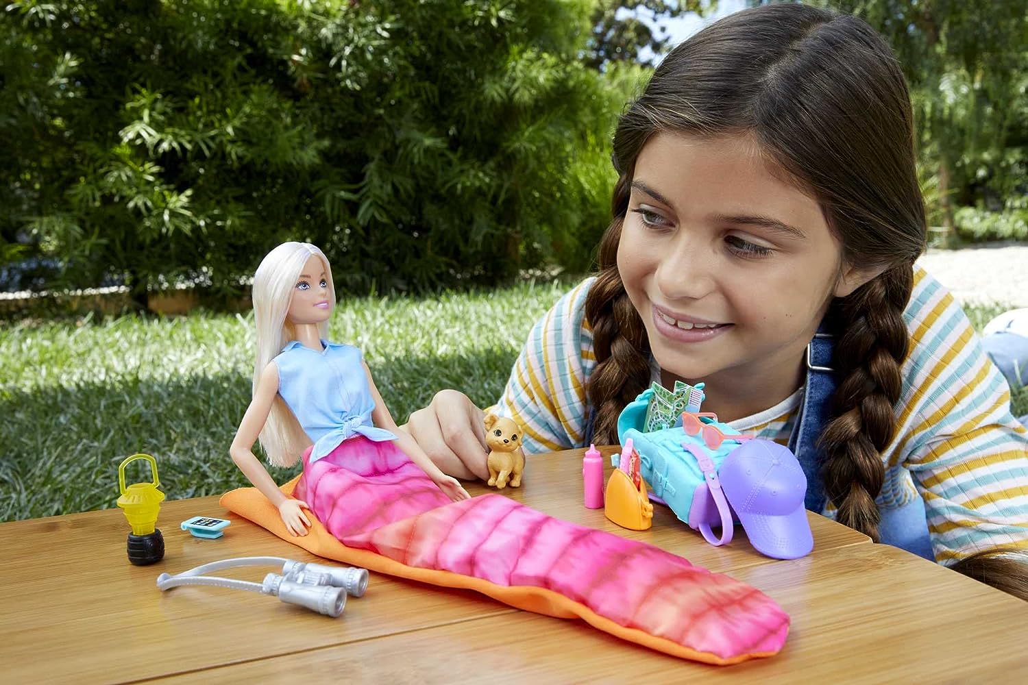 BARBIE SE NECESITAN DOS MUÑECAS Y ACCESORIOS, MALIBU CAMPING PLAYSET CON MUÑECA Y MÁS DE 10 ACCESORIOS INCLUYENDO SACO DE DORMIR - 2