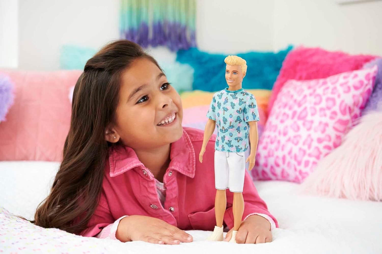 BARBIE FASHIONISTAS KEN CON CABELLO RUBIO, CAMISETA DE CACTUS AZUL, PANTALONES CORTOS BLANCOS Y ZAPATILLAS DE DEPORTE - 5