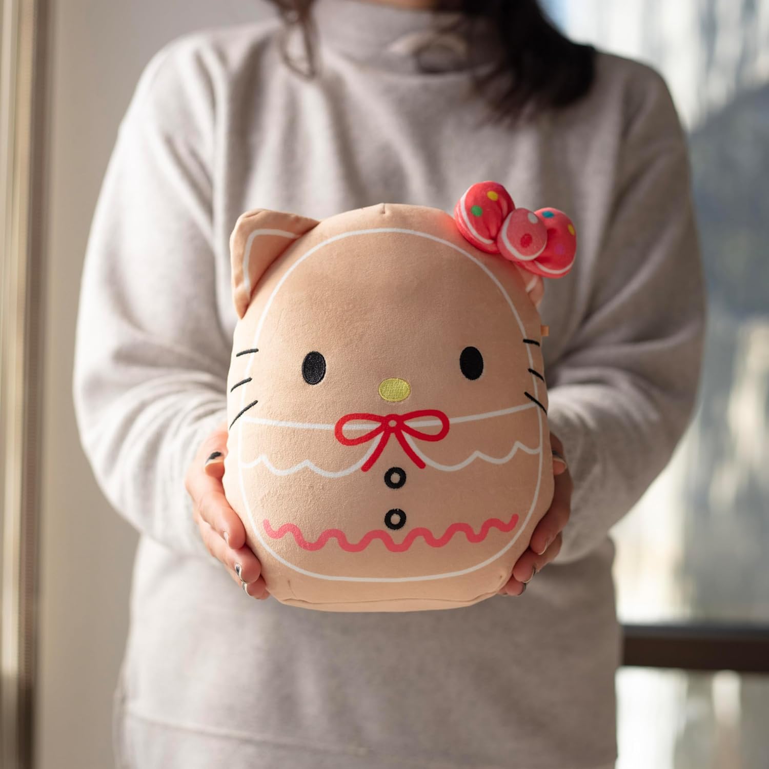 SQUISHMALLOWS HELLO KITTY GINGERBREAD DE 8', PELUCHE OFICIAL DE KELLYTOY NAVIDEÑO, COLECCIONABLE SUAVE Y ESPONJOSO - 5