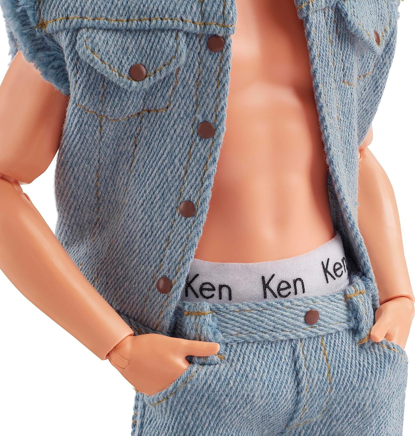 BARBIE MUÑECA COLECCIONABLE KEN DE THE MOVIE CON CONJUNTO DE MEZCLILLA A JUEGO CON ROPA INTERIOR KEN SIGNATURE - 3