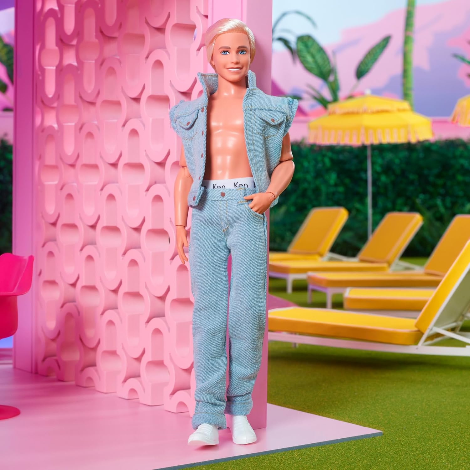 BARBIE MUÑECA COLECCIONABLE KEN DE THE MOVIE CON CONJUNTO DE MEZCLILLA A JUEGO CON ROPA INTERIOR KEN SIGNATURE - 4