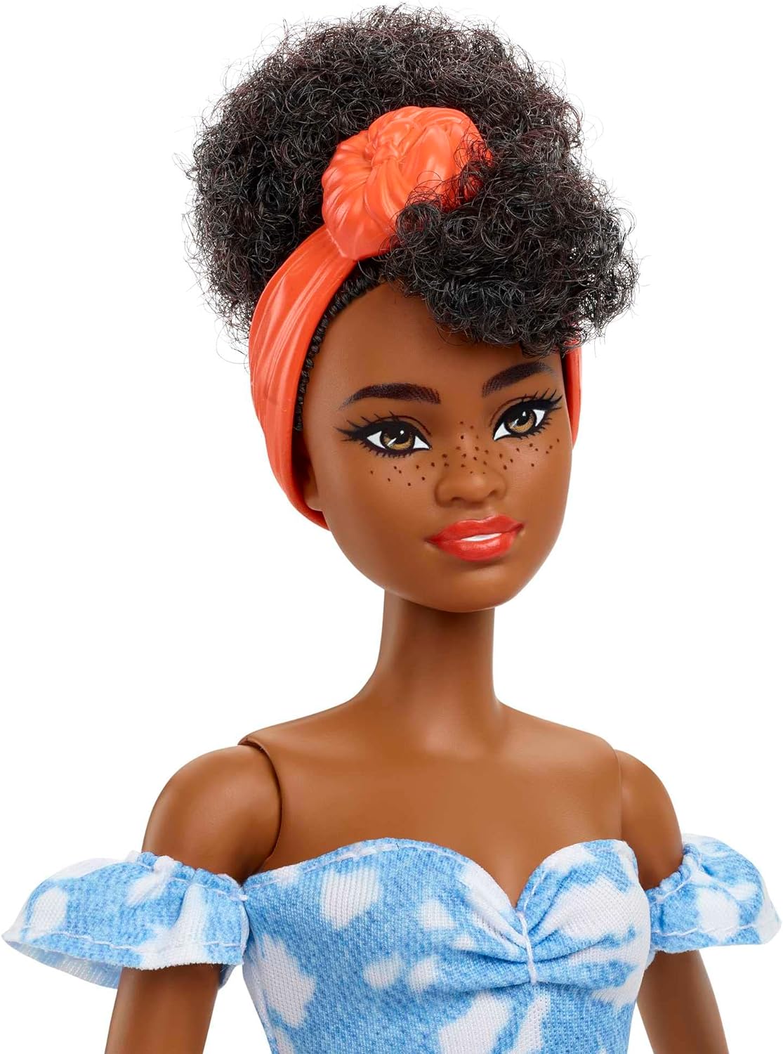 BARBIE FASHIONISTAS DOLL , CABELLO NEGRO CON HOMBROS DESCUBIERTOS, VESTIDO DE MEZCLILLA BLANQUEADO, BANDANA NARANJA,BOTAS BLANCAS - 4