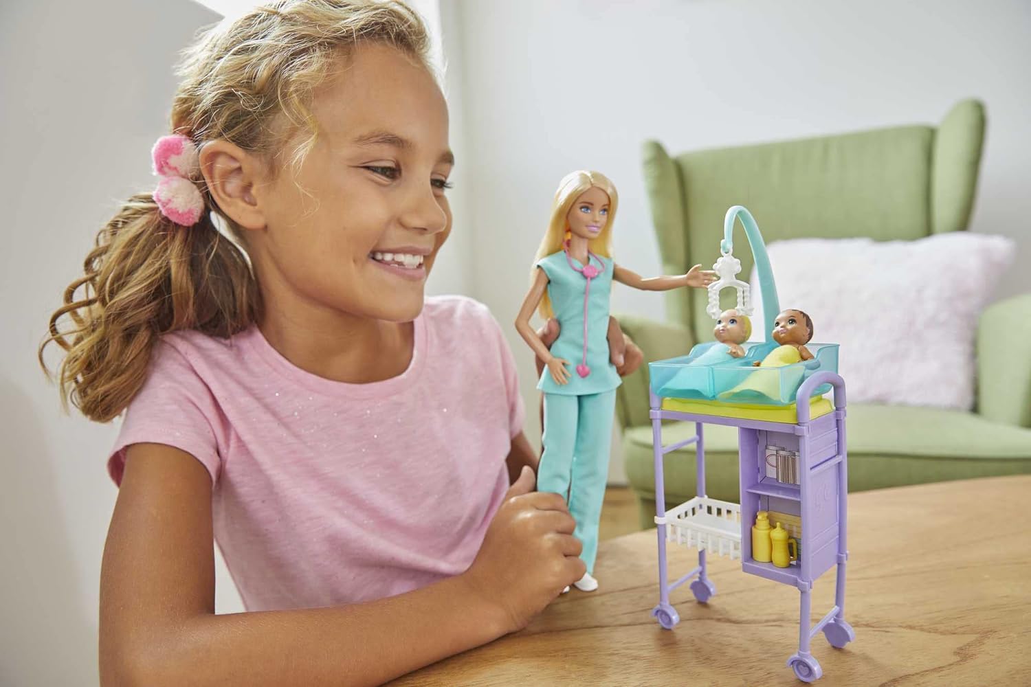 BARBIE BABY DOCTOR PLAYSET, 2 MUÑECAS INFANTILES, MESA DE EXAMEN, ESTETOSCOPIO, GRÁFICO Y MÓVIL PARA NIÑO DE 3 AÑOS A MAS - 2