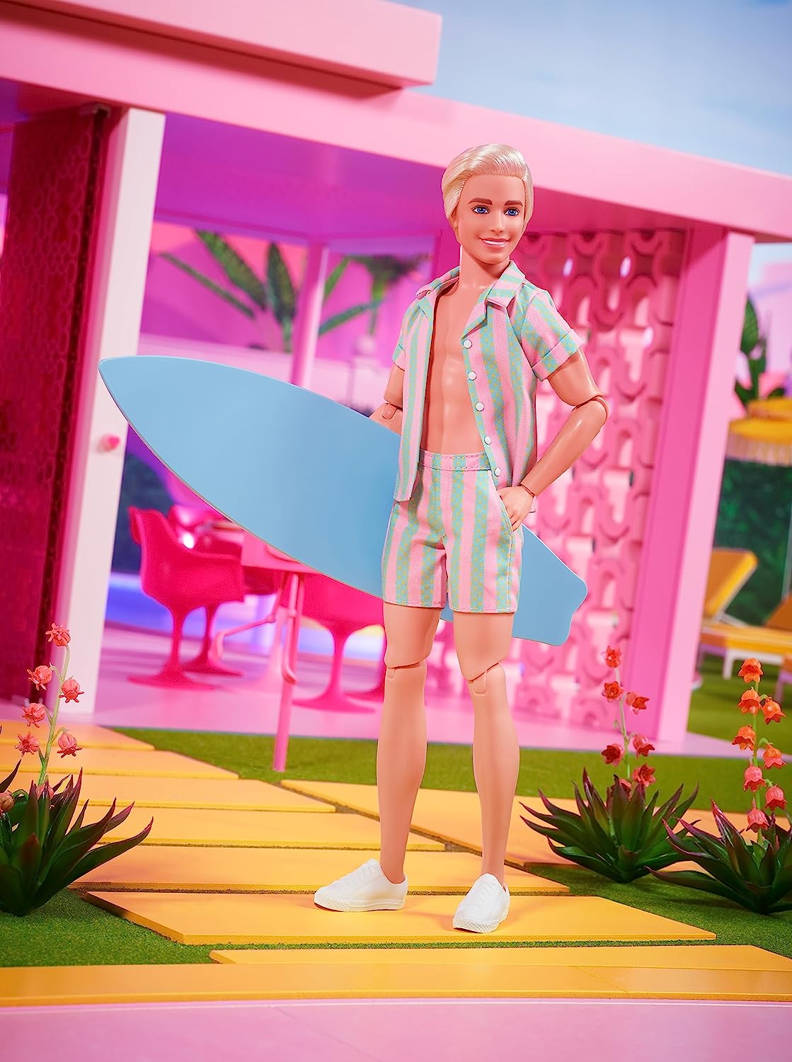 BARBIE THE MOVIE KEN DOLL CON JUEGO DE PLAYA A RAYAS ROSA PASTEL Y VERDE CON TABLA DE SURF Y ZAPATILLAS BLANCAS - 3