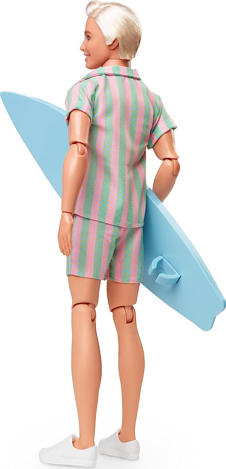 BARBIE THE MOVIE KEN DOLL CON JUEGO DE PLAYA A RAYAS ROSA PASTEL Y VERDE CON TABLA DE SURF Y ZAPATILLAS BLANCAS - 4