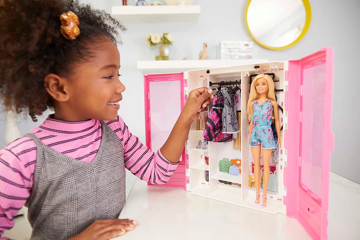 BARBIE FASHIONISTAS ULTIMATE CLOSET - JUGUETE PORTÁTIL DE MODA CON MUÑECA, ROPA, ACCESORIOS Y PERCHAS,PARA NIÑOS DE 3 A 8 AÑOS - 2