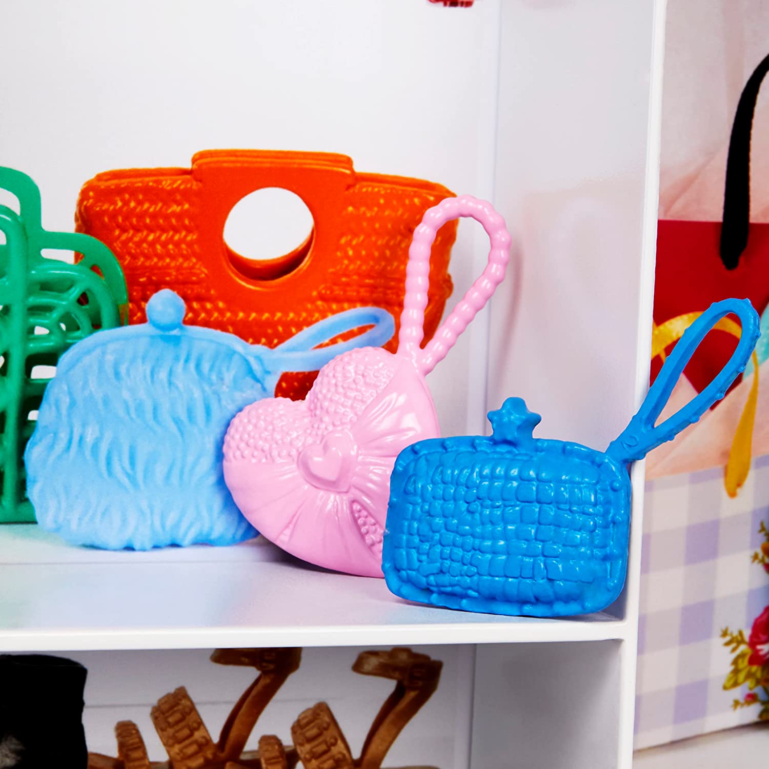 BARBIE FASHIONISTAS ULTIMATE CLOSET - JUGUETE PORTÁTIL DE MODA CON MUÑECA, ROPA, ACCESORIOS Y PERCHAS,PARA NIÑOS DE 3 A 8 AÑOS - 4