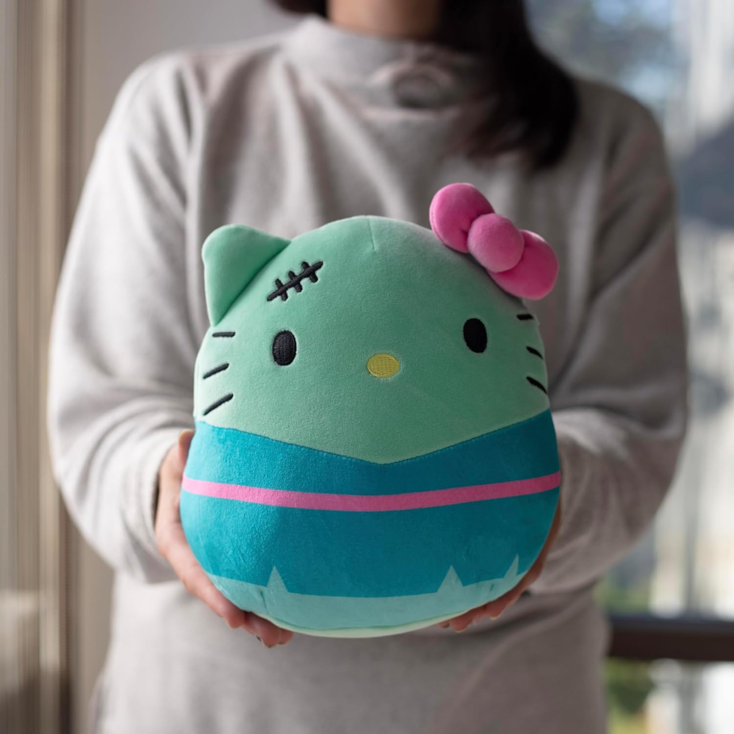 SQUISHMALLOWS HELLO KITTY FRANKENKITTY DE 8', KELLYTOY 2023 DE SANRIO DE HALLOWEEN, JUGUETE DE PELUCHE COLECCIONABLE SUAVE - 5