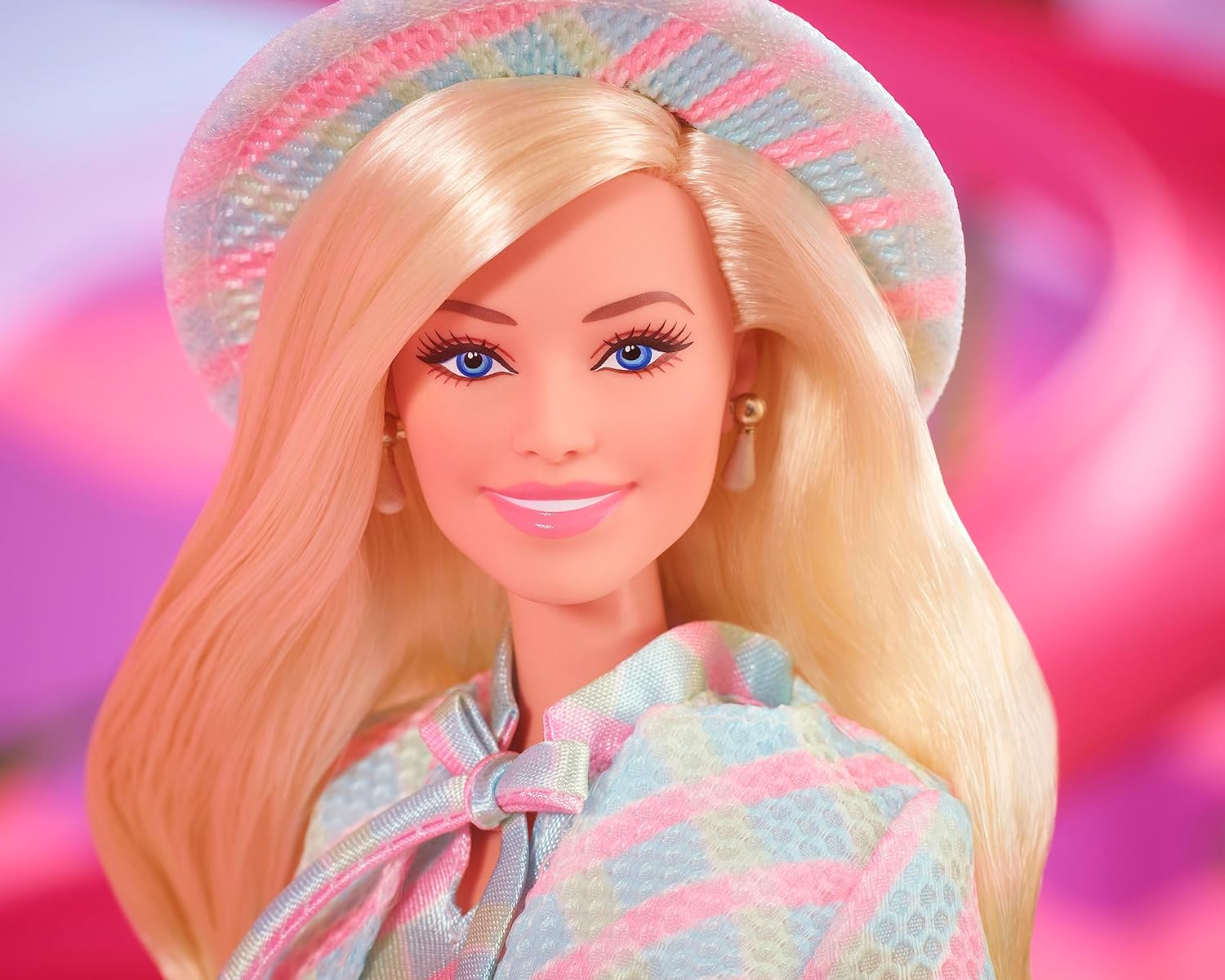 BARBIE LA MUÑECA DE LA PELÍCULA, MARGOT ROBBIE, MUÑECA COLECCIONABLE CON JUEGO A CUADROS AZULES CON SOMBRERO Y CHAQUETA A JUEGO - 2