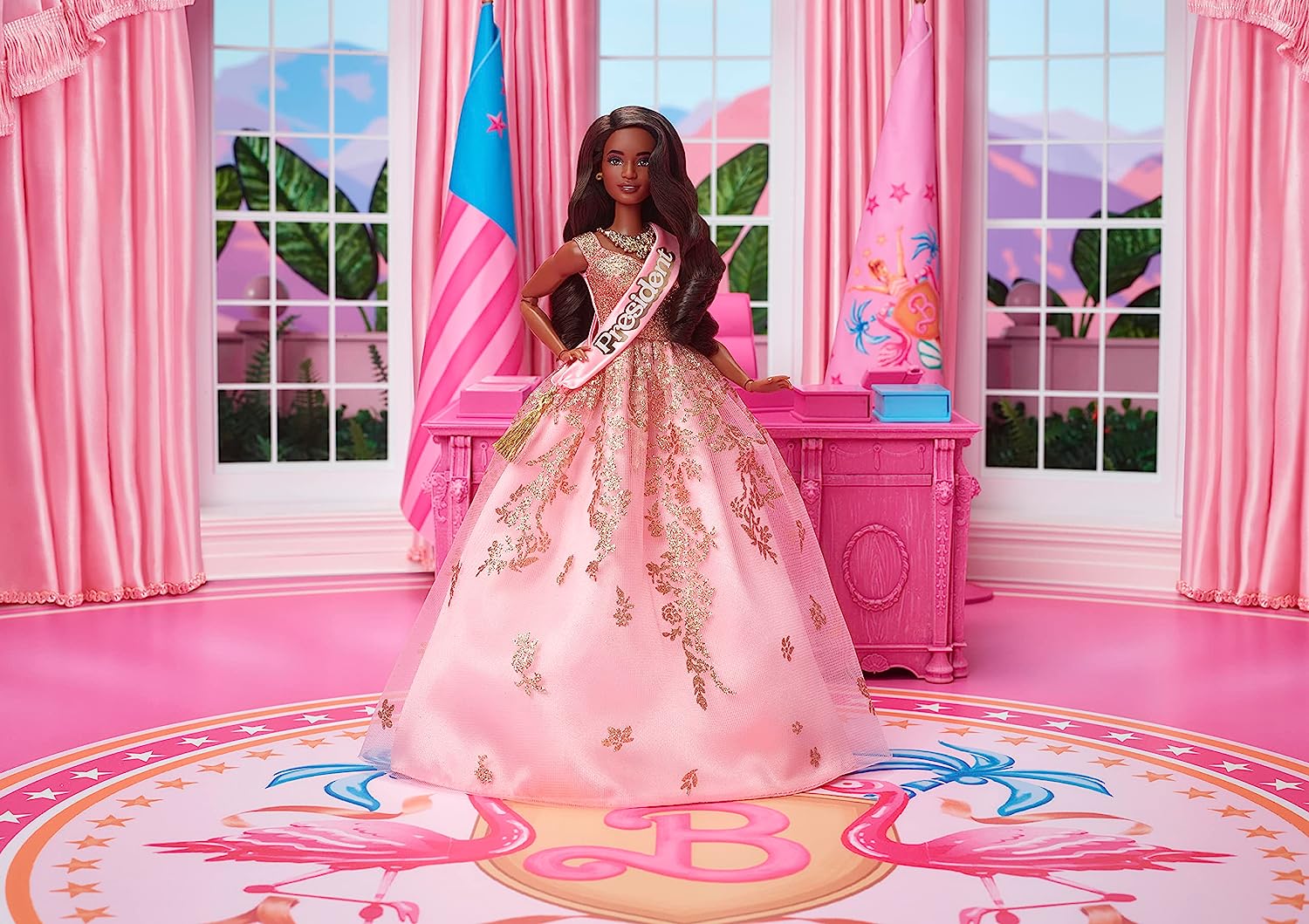 BARBIE LA MUÑECA DE LA PELÍCULA, COLECCIONABLE PRESIDENT BARBIE CON VESTIDO ROSA Y DORADO BRILLANTE CON BANDA - 2